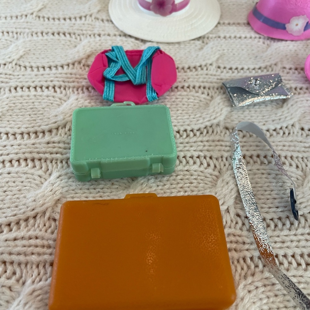 VTG 1980s Barbie accessory lot. 25 pcs: shoes/cowboy boots, purses, belts, bags - Picture 9 of 13